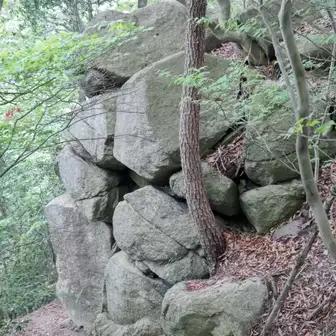 赤猿峠手前の岩の芸術！