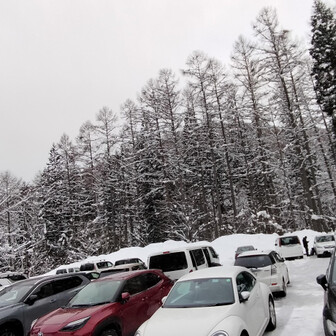 猪臥山 駐車場まで戻りました。
帰りにも山友に会う奇跡✨
冬の猪臥山は大人気です。

