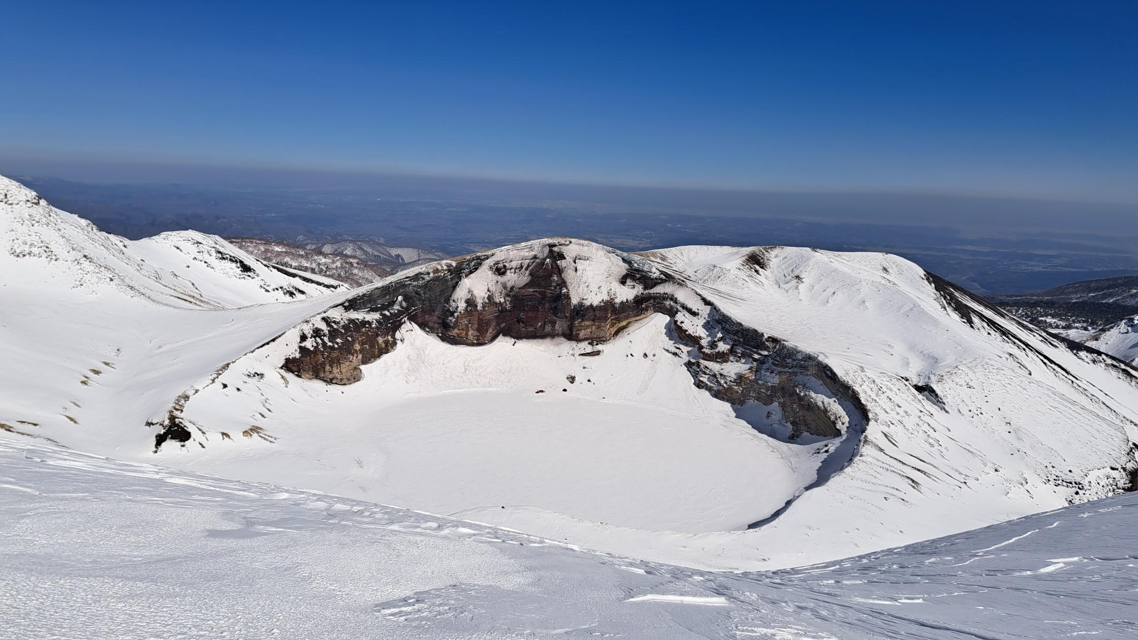蔵王山・雁戸山・不忘山 ブルーのお釜を想像してましたが
氷付いた真っ白なお釜でした☃️