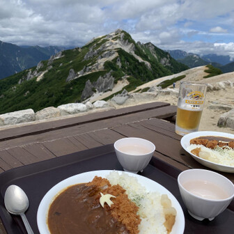 燕岳・餓鬼岳・唐沢岳 燕岳を見ながらのカツカレー