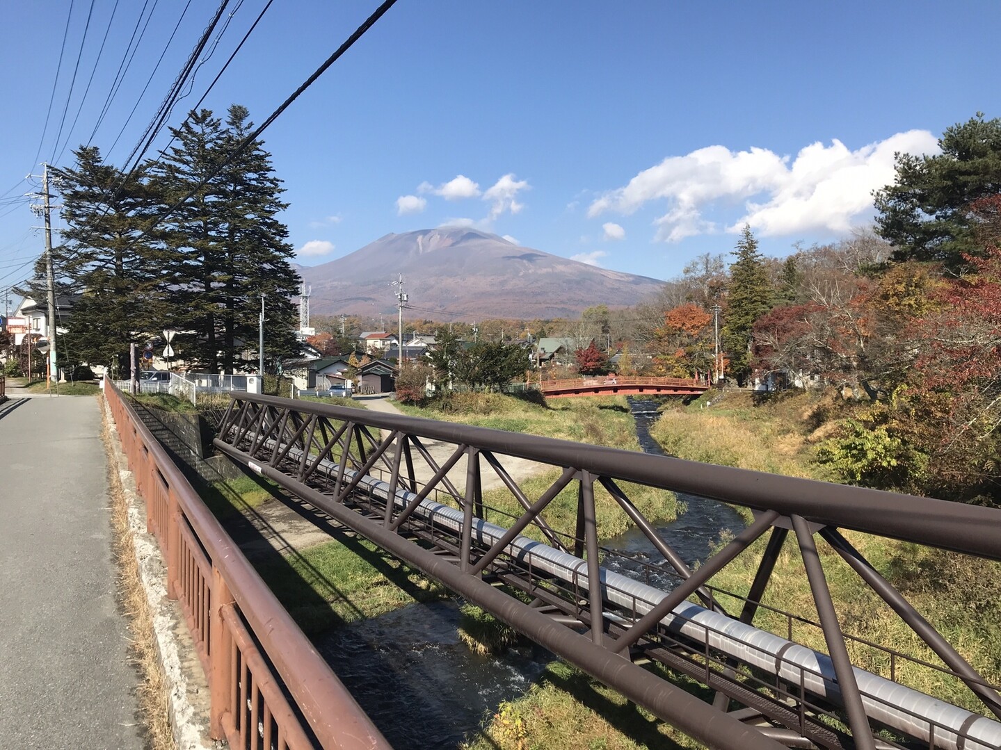 軽井沢 雲場池から 小諸市懐古園まで 25km 家から駅まで往復6km 合計31km早足歩きしました 浅間山 黒斑山 篭ノ登山の写真16枚目 中軽井沢との境 湯川橋から浅間山 Yamap ヤマップ