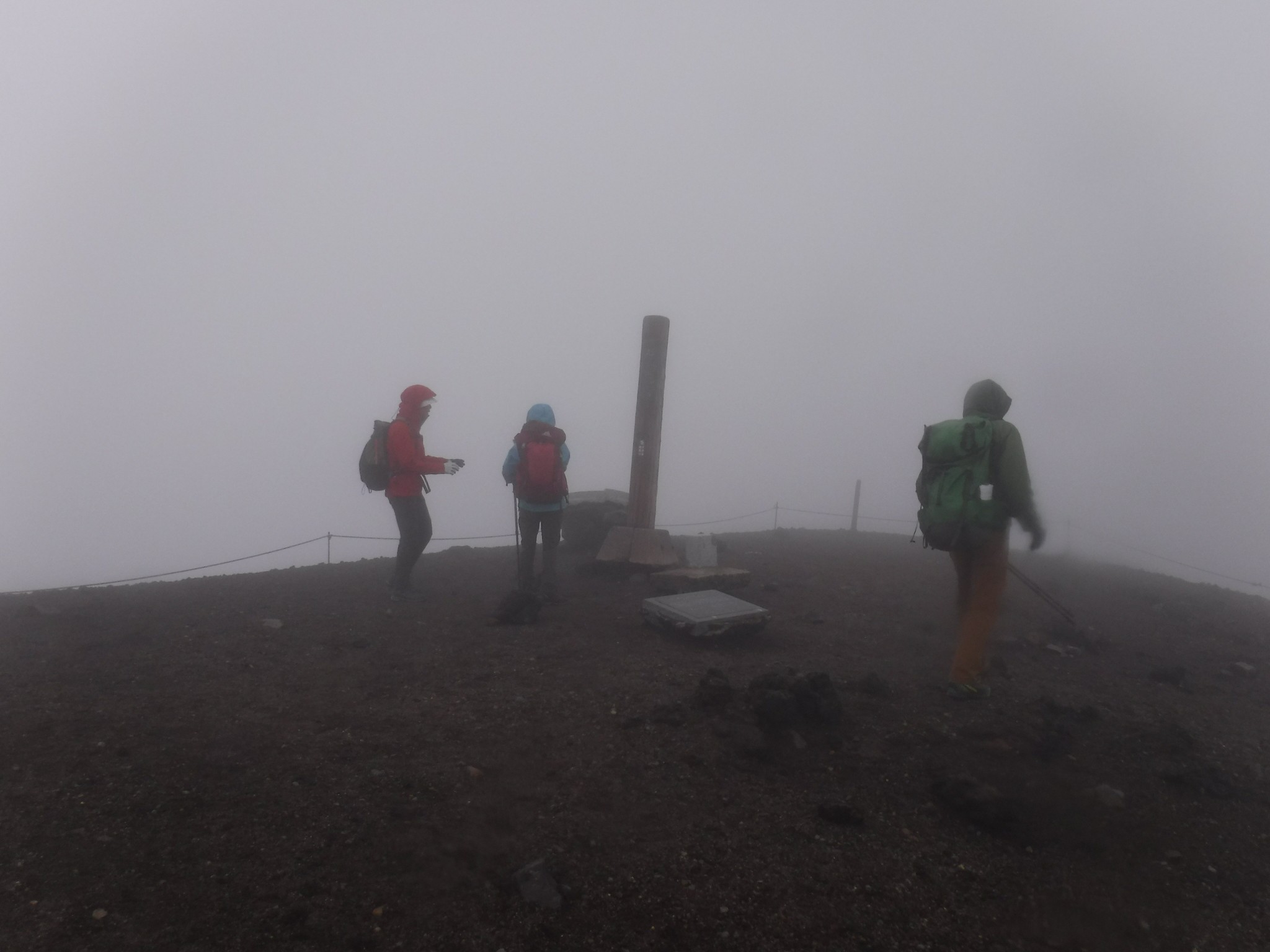 山頂までは吹き飛ばされそうな爆風でした。