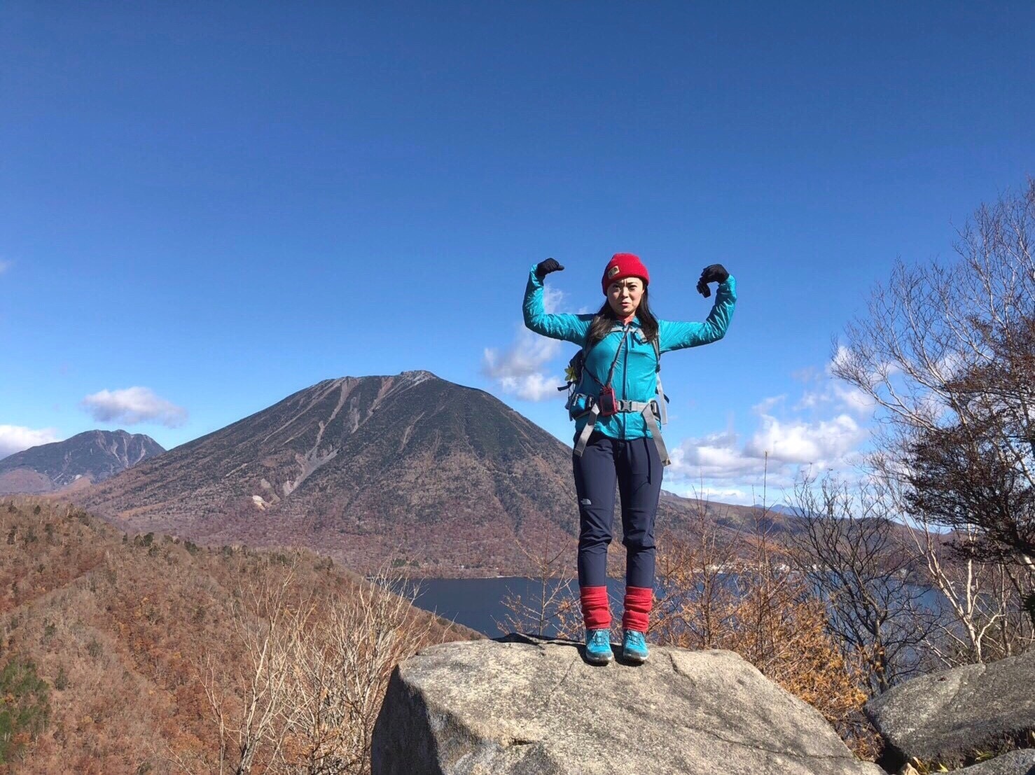 紅葉 の日光社山 男体山と中禅寺湖ドーン グズペチャモさんの社山 半月山の活動データ Yamap ヤマップ