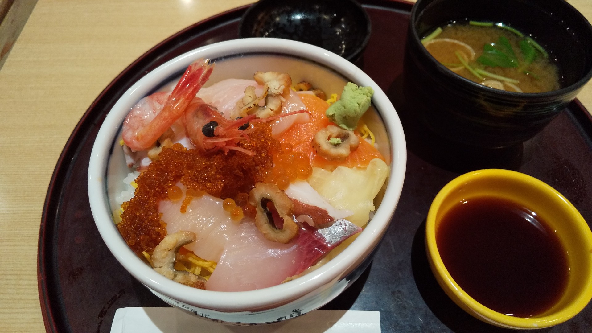 十勝岳・富良野岳・美瑛岳 札幌千歳空港 1800円おまかせ丼