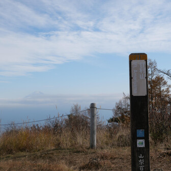 分厚い雲の上に富士の頭が見えて、なんか天国みたいですね～
