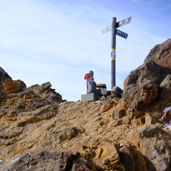 お地蔵さんの裏側に到着。バテバテで休憩。