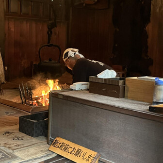 イワナは昔ながらの炭火焼き。頭から尻尾まで食べられます