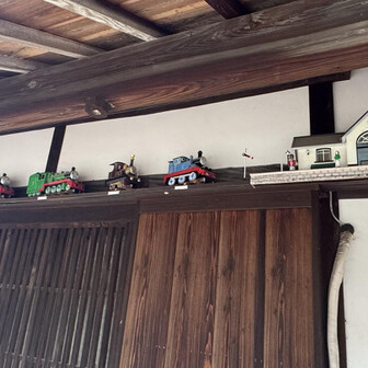 紀泉アルプス・飯盛山・ボンデン山 紀州街道に戻ってきました。

軒下に機関車トーマス❣️🚂
木製のようです😳

駅にトップハム・ハット卿🎩
1.トーマス🚂、
   レディ🚂、
3.ヘンリー🚂、
4.ゴードン🚂、
5.ジェームス🚂、
6.パーシー🚂

何でレディ❓
2番はエドワード…車体の色かな🤔