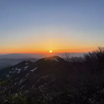 朝日連峰から見る朝日