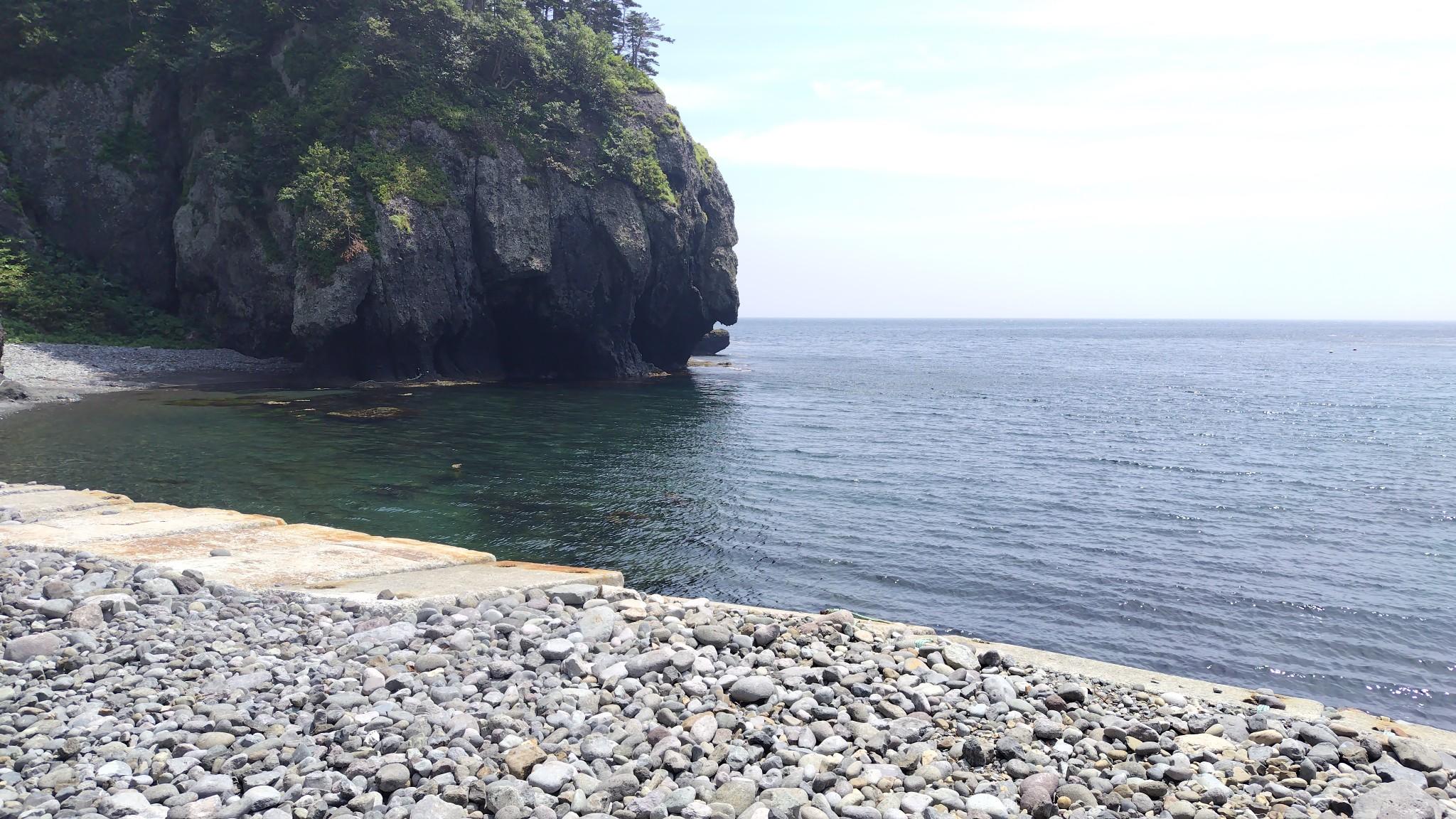 モイレウシ川の岬側の剣岩はへつり。へつって進もうと思ったけど、最初に数歩でドボンしてしまう…。