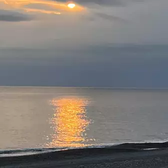 室戸岬 帰り海岸線で夕陽が<br><br><br>
先月より日が長くなってますね