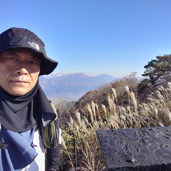 悪代:大矢岳とうちゃこじゃの。ここから先は樹林帯で景観がよろしくないから、しっかりとこの景色を目に焼き付けるとするかの。どれ、阿蘇をバックに写真をパシャリ(￣ー￣)

聖君:ところで最近の悪代官さんはニヤけた写真が多いですよね？悪代官さんのお固いイメージが崩れますから、たまには真顔で写って下さいな(^ー^)┌

悪代:ん？そうかの(-_-;)？