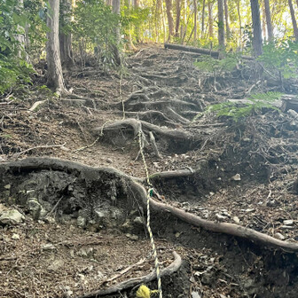 岩湧山・一徳防山・三石山 経塚手前に来ました。
この上かぁ
結構な急登でした
