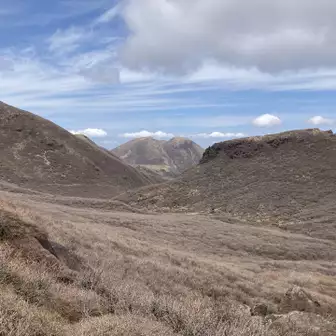 稲星越から右に中岳、左に天狗ケ城、真ん中に三俣山の珍しいスリーショット