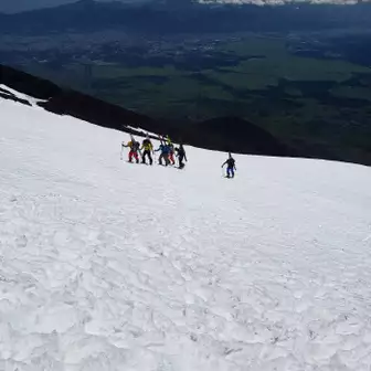 勇者達、スキー板を背負って長い雪渓を五合目辺りの下から登る。
おおよそ1300メートルの標高差があると思うと、感服する。
凄すぎる‼️