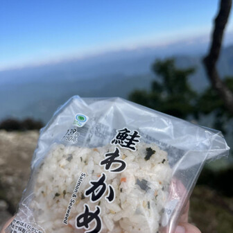 今日の朝ごはん①は鮭わかめおにぎり🍙🤤
