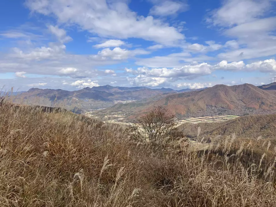 360°の展望 北側 川上村方面 男山〜天狗山の稜線、 右奥に見えるはずの浅間山は雲に隠れて見えません。山間には名産のレタス畑が広がります。