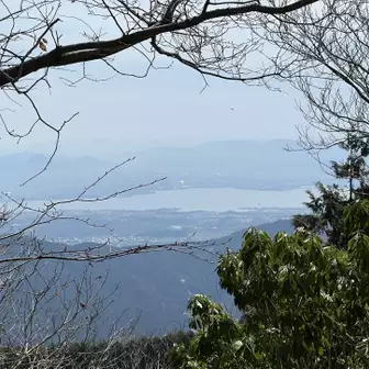 わずかに琵琶湖が見えました。