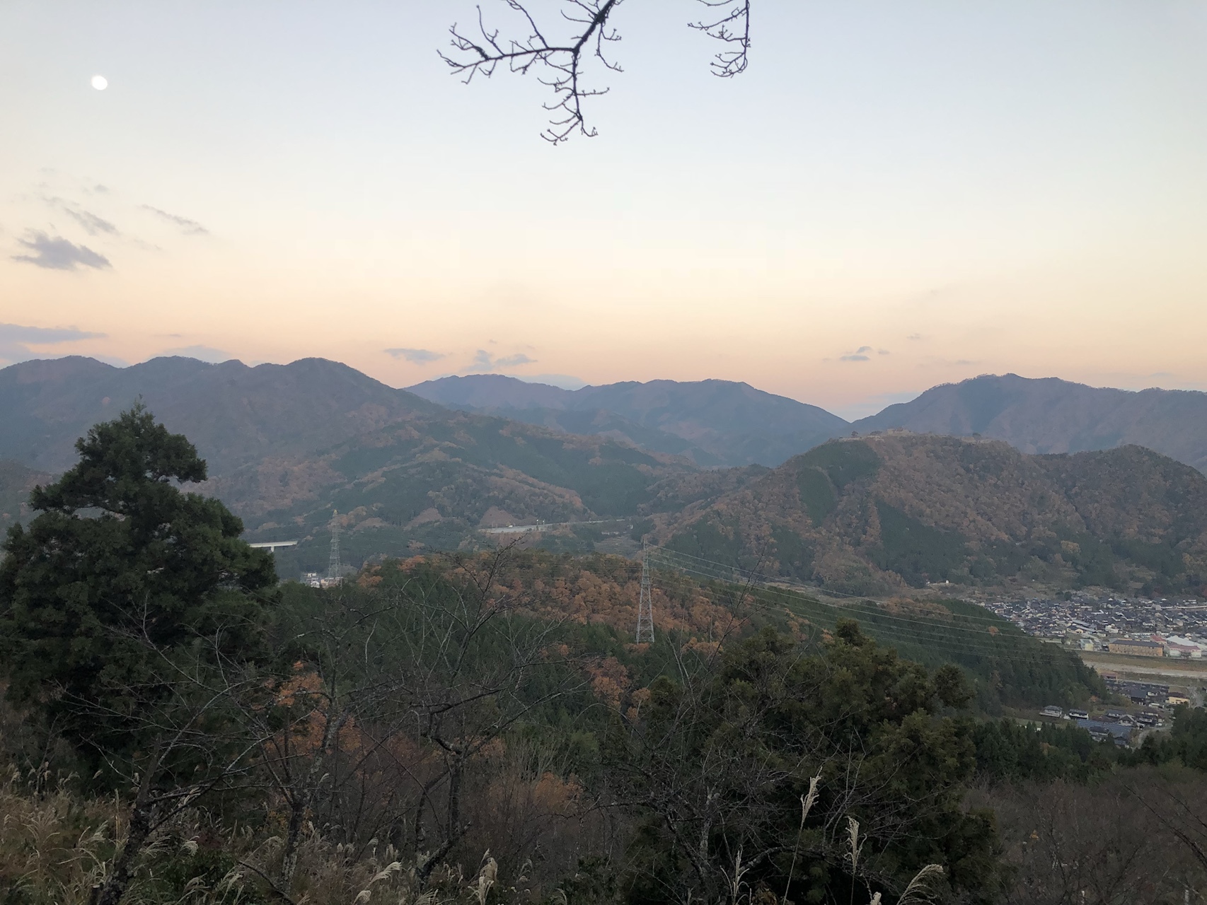 雲海を期待して竹田城 の対岸の立雲峡 を登るツアーに参加してみた 劉硫さんの但馬竹田 竹田城 朝来山の活動データ Yamap ヤマップ