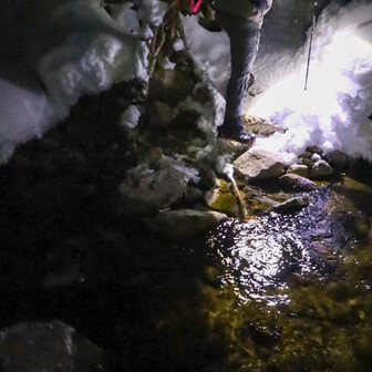 猪臥山 冬道は積雪不足のため、沢を渡る

怖いなぁ、怖いなぁw

