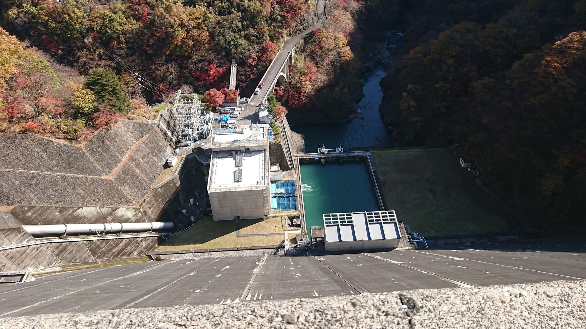 奥多摩湖 小河内ダム 見はらしの丘 八方岩展望台 三頭山 槇寄山 土俵岳の写真2枚目 小河内ダムから下を覗き込む ひゅん Yamap ヤマップ