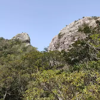 岩のテラスから。
左の岩が山頂です。
(人が見えます)