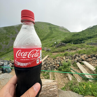 硫黄岳山荘でコーラ