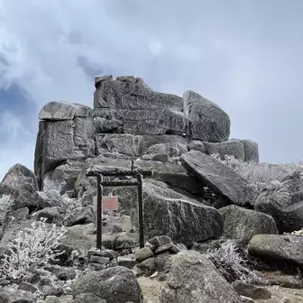 金峰山山頂の鳥居⛩️と五丈岩