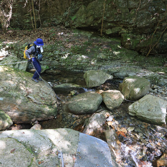 行縢山 下りは鎖で