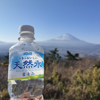 最乗寺の自販機で慌ててかった水、富士山の水と気づき思わず撮りました