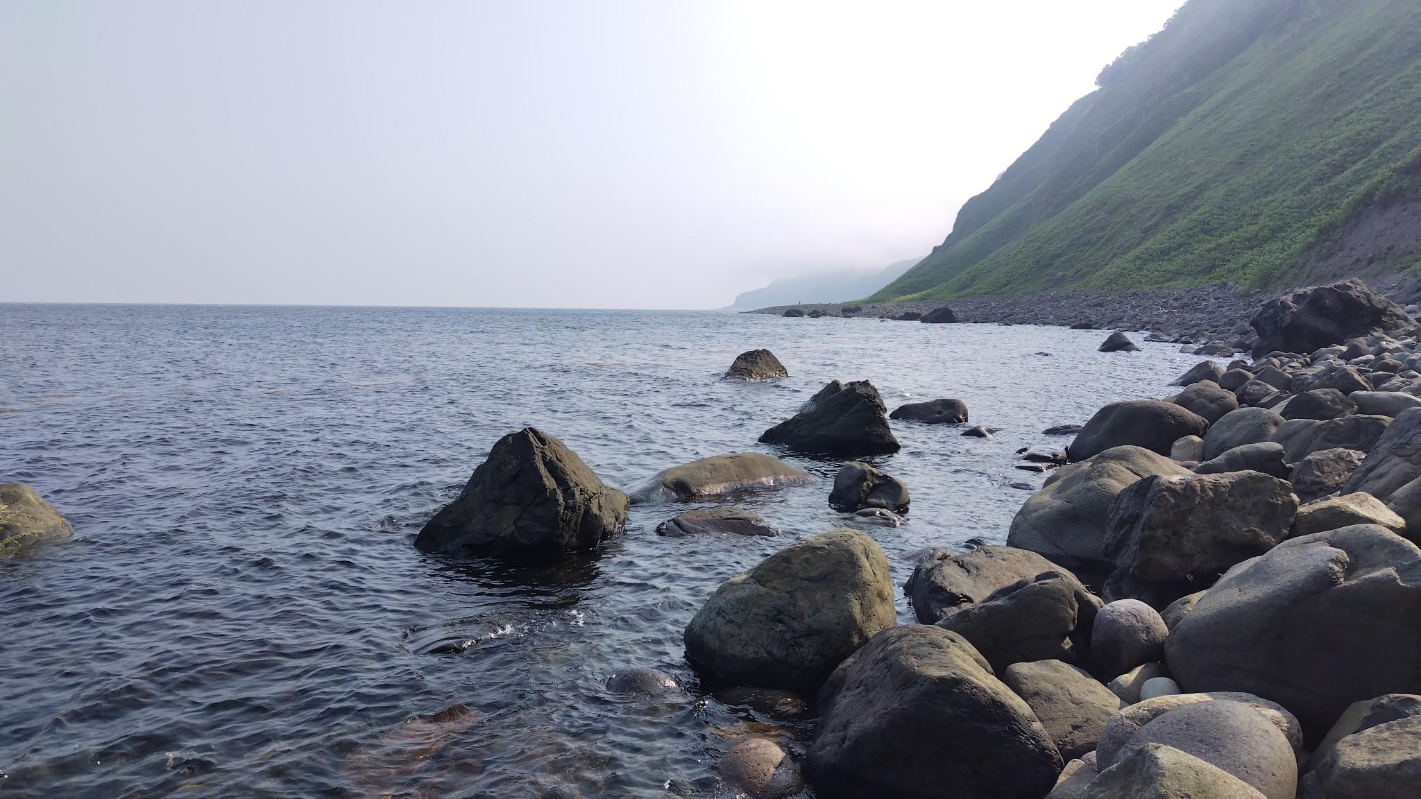 やったぜ！　観音岩をクリア。あとは海岸線（の石の上）を歩くだけ…それがつらい。