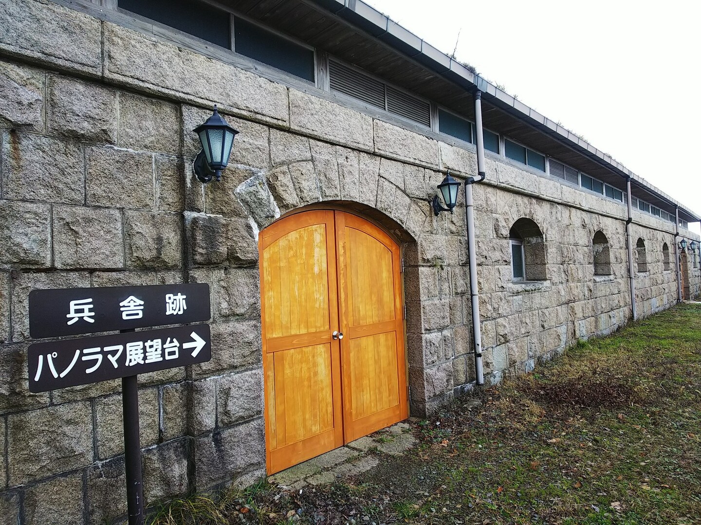西日本最大規模の砲台跡地 江田島 砲台山 がんね鼻砲台跡地 散策 古鷹山 陀峯山 江田島 能美島の写真23枚目 兵舎跡には 木製のドアがついてて ドアノ Yamap ヤマップ