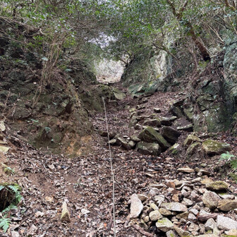 六甲山・長峰山・摩耶山 ロープが張ってあるので、それほど苦労しません