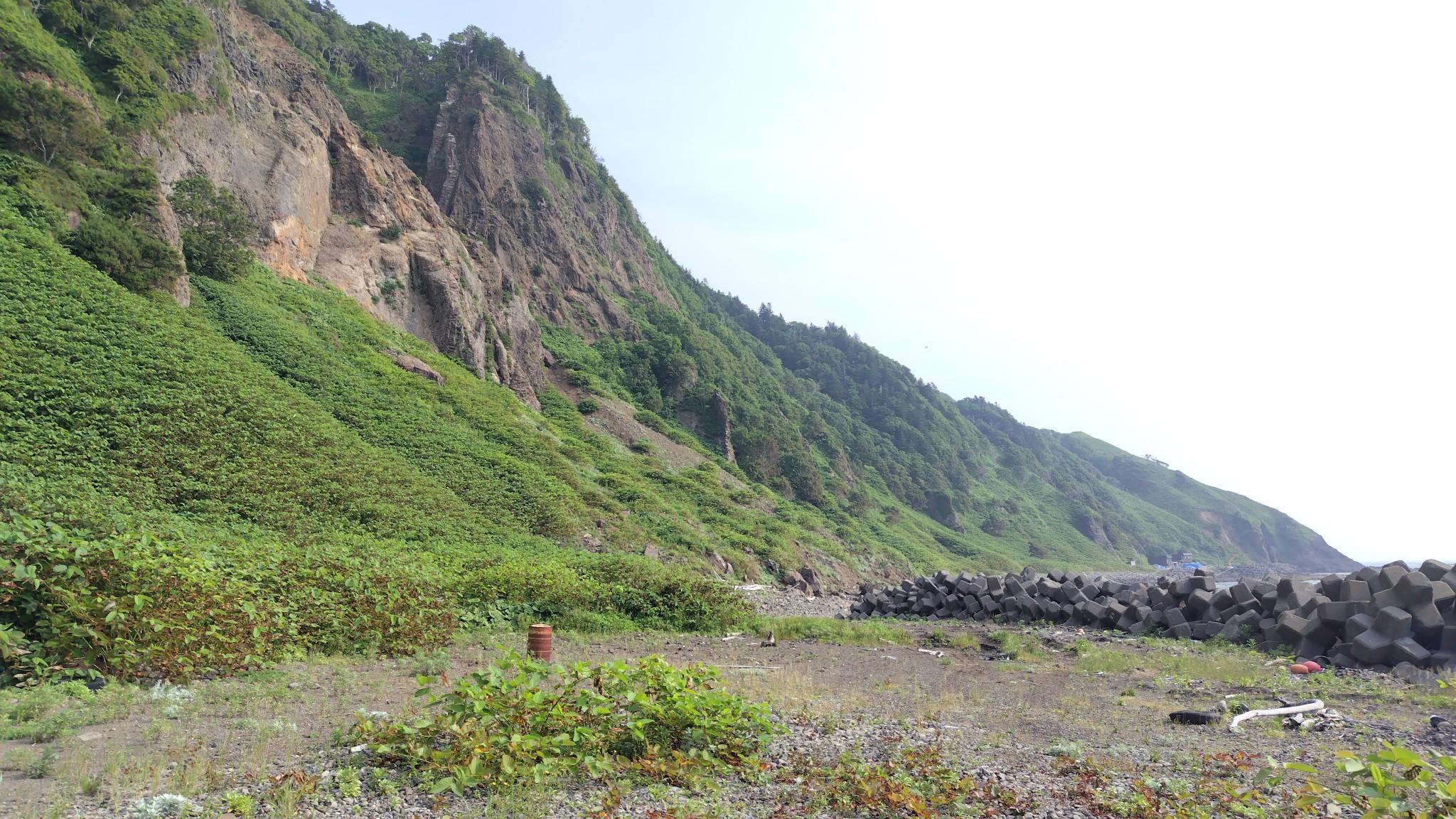 カブト岩に向けて海岸を進む。