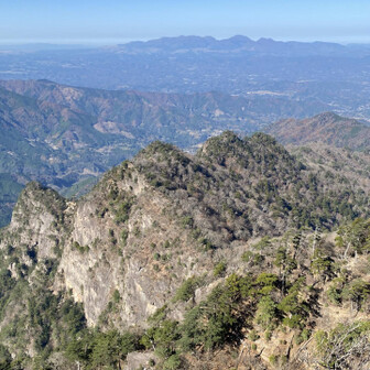 登ってきた坊主尾根。よくあんなトコロを…。一番左は吉作落とし。アニメ日本昔話の『吉作落とし』は、トラウマ回として登山者の危険回避能力を問う民話だそうな。
https://youtu.be/LhyEv0n0F_I?si=o2bzj--0KmGi0SXR