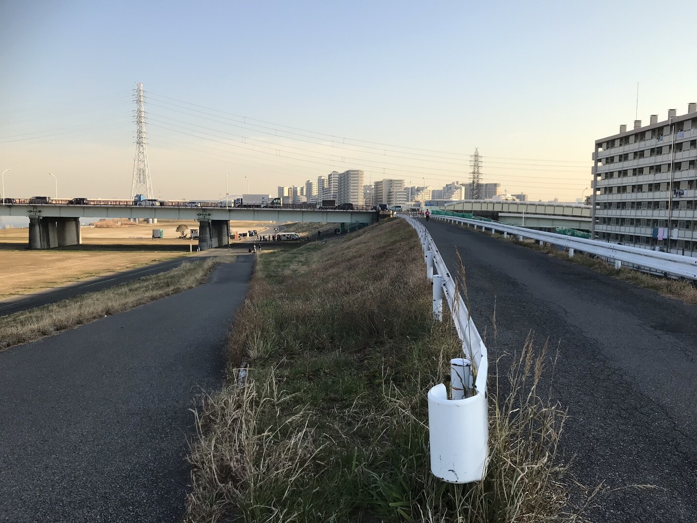 荒川沿い歩き Jr西浦和駅 彩湖 荒川沿い 都電荒川線 小台 東京都23区 北エリアの写真57枚目 鹿浜橋が見えてきました 土手から荒川鹿浜 Yamap ヤマップ