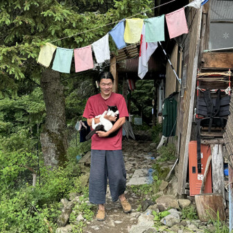 小屋のお兄さんパパと化す🤣子をあやすかの様に揺れてる🤣このカラフルな旗も良いです🚩