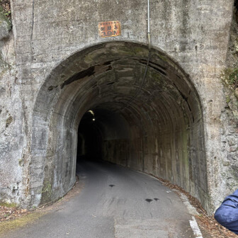 冷水山・百前森山・果無山 トンネルを抜けていきます