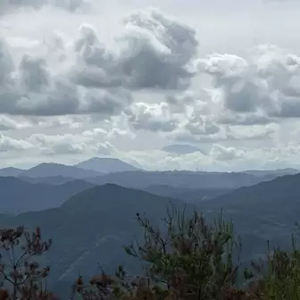 恵那山でかいな雲の向こうだけど