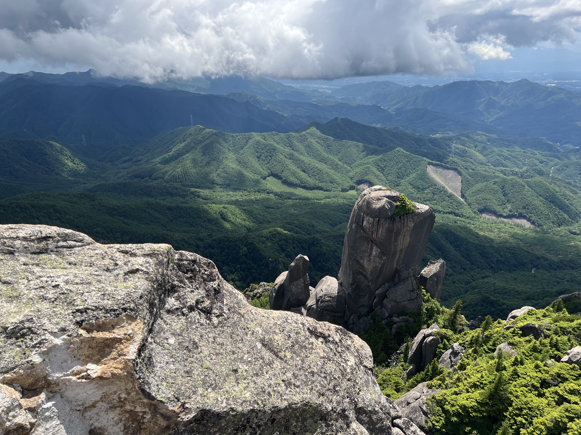 オオヤスリ岩を、上から眺める