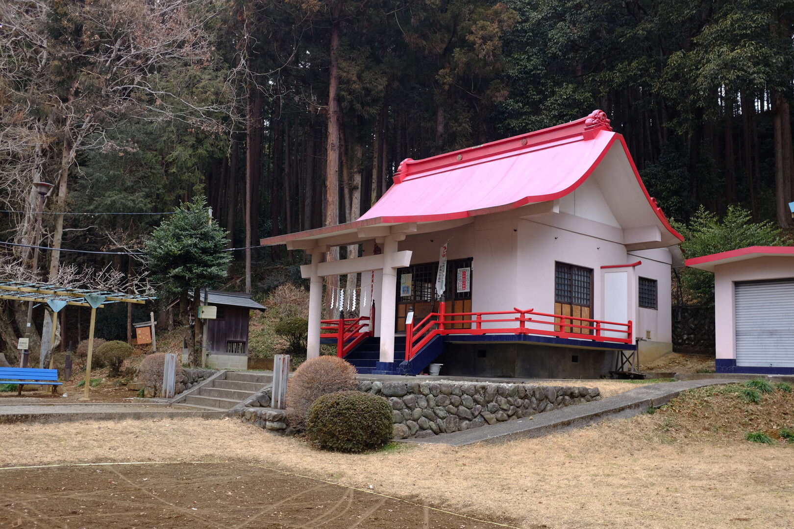 鉄塔巡視路を利用して雹留山へショートハイク あきる野市の写真33枚目 田代神社へ寄り道 張り出した屋根の支えが Yamap ヤマップ