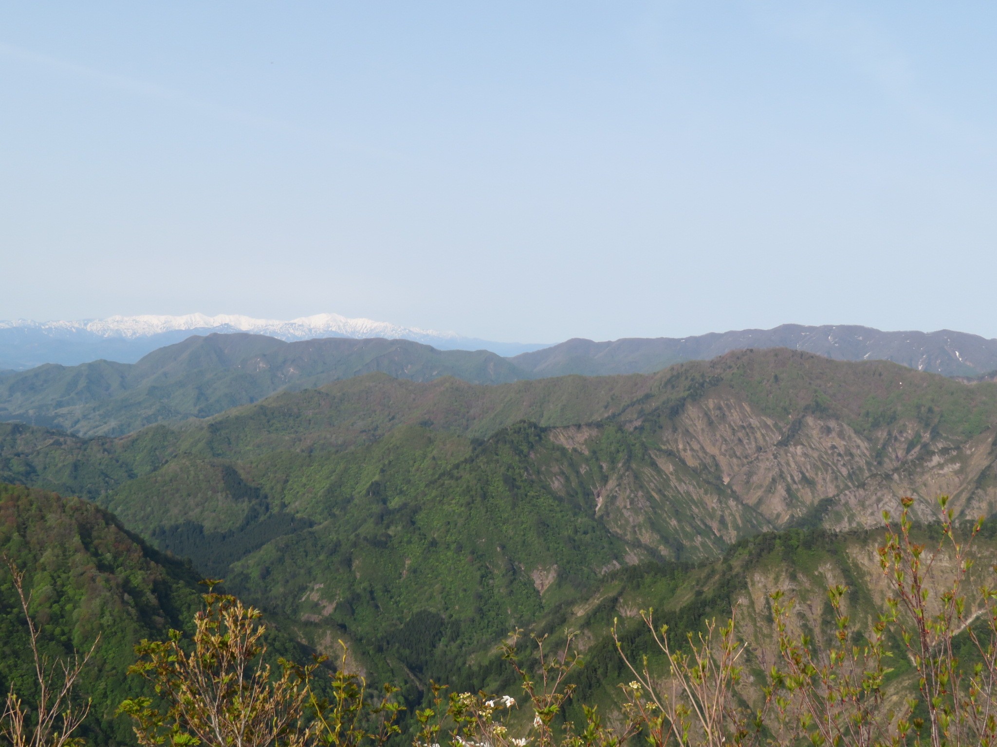 木六山・銀次郎山 手前木六
奥日本平から日倉山、マンダロク山
最奥 飯豊連峰