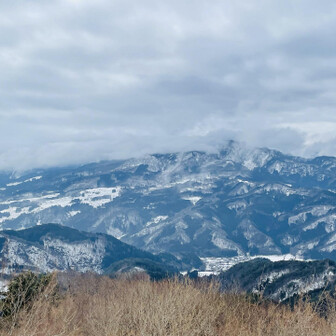 蘇武岳 瀞川山をアップに‼️
ハチ北のスキー場がよく見える⛷️