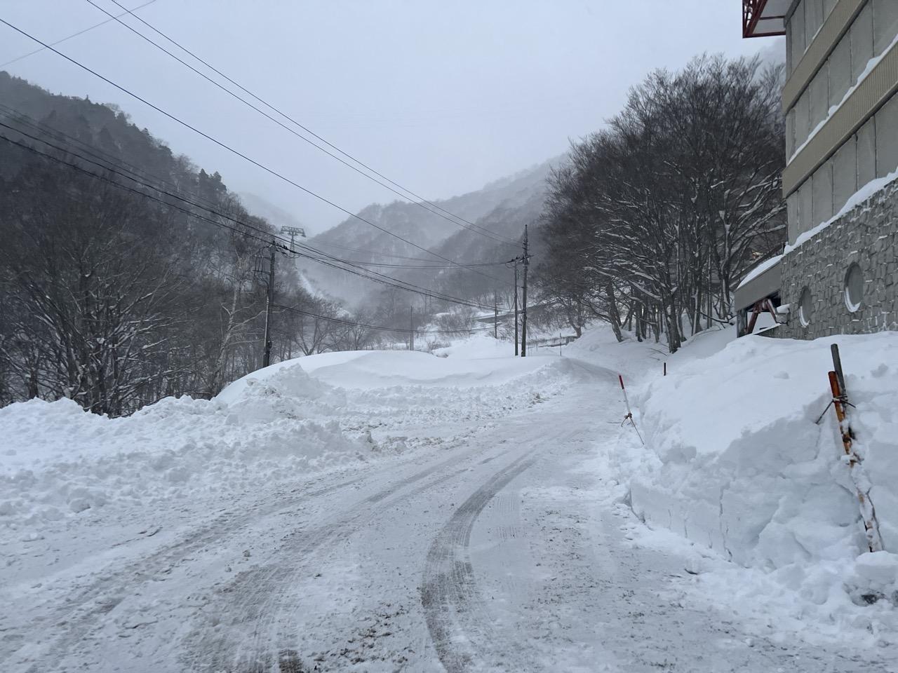 谷川岳・七ツ小屋山・大源太山 除雪車を追ってようやく到着しました