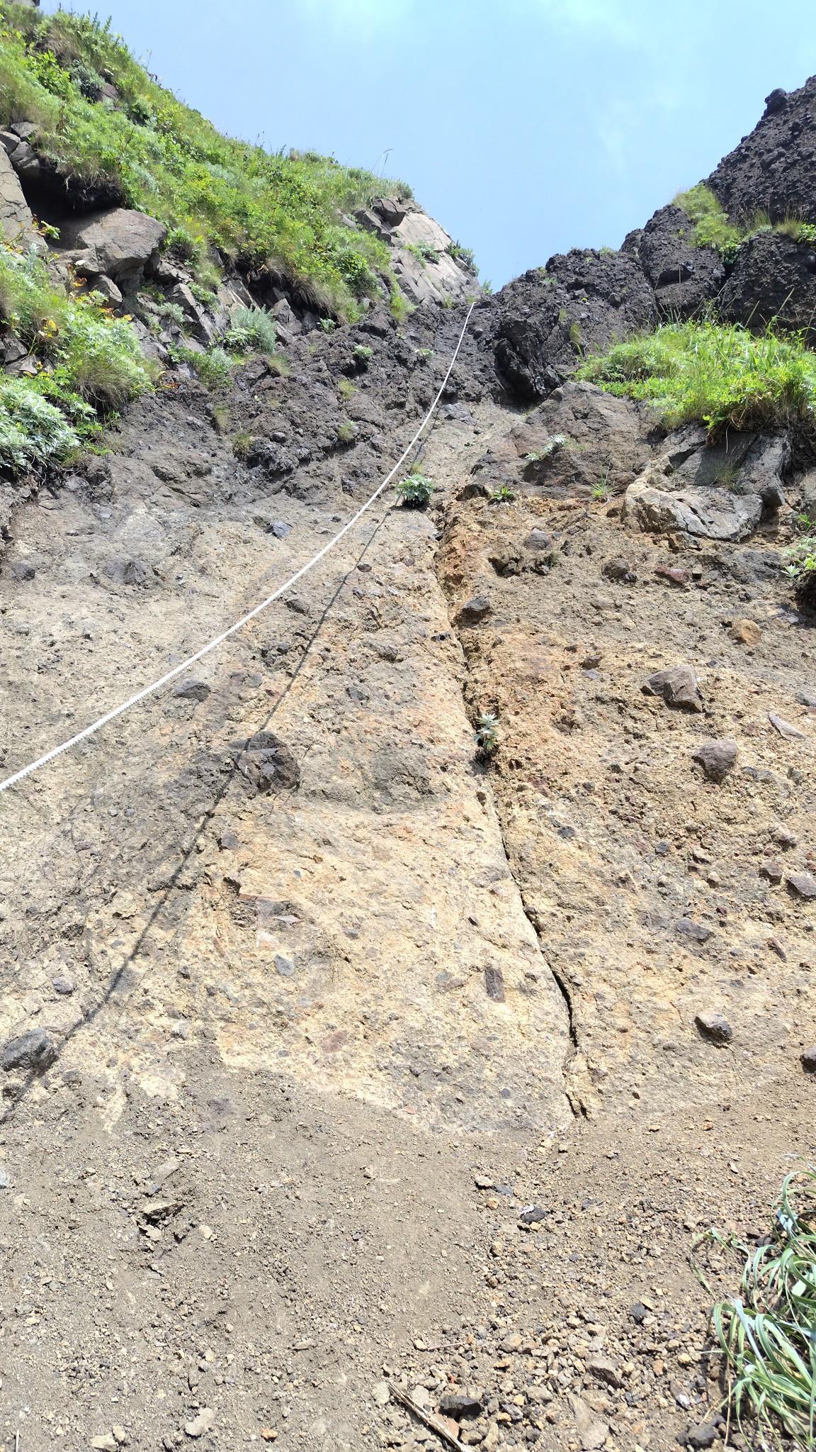 モイレウシ川の南側の高巻き。残地ロープがあるが高さ15mでほぼ垂直。
器具なしでの登攀をルートを探しながら試みましたが、私の実力では登れず。
ペツルのタイブロックをアッセンダー代わりにして、なんとか登攀成功。