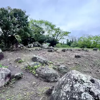 “ストーンサークル”の様子
東西33m 南北42mの円形内に 多数の岩が配置されてあります🫢
古代の巨石信仰で作られたとされていますが 近代まで 雨乞いの儀式も行われていたそうです💧