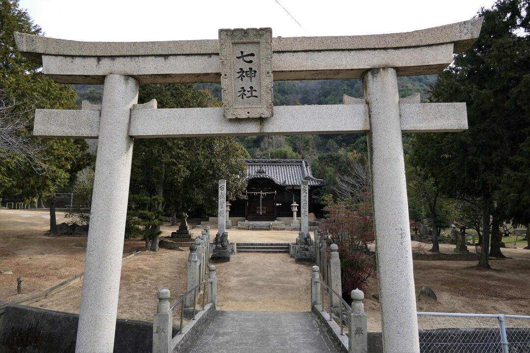 沙美 備南 アルプス 内海展望台 佐方竜王山 たんご山 花見と展望岩群 沙美アルプス 備南アルプス の写真14枚目 14七神社鳥居越しに拝殿 黒崎海岸に七社 Yamap ヤマップ