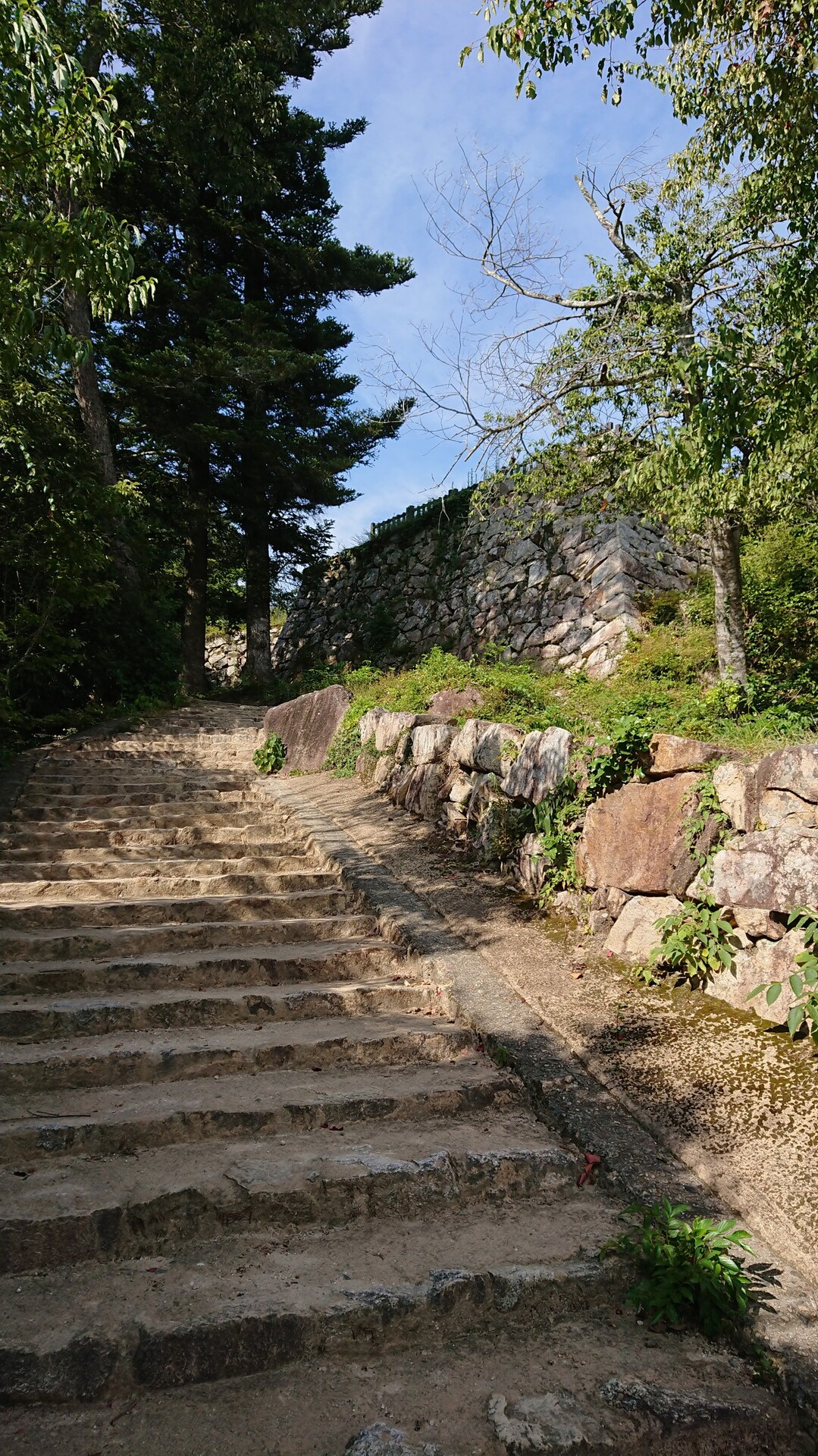 Yamapデビュー前 大河ドラマ 真田丸 オープニング映像のモデル 備中松山城 備中松山城の写真2枚目 ふいご峠からはハイキングコース 石垣 Yamap ヤマップ
