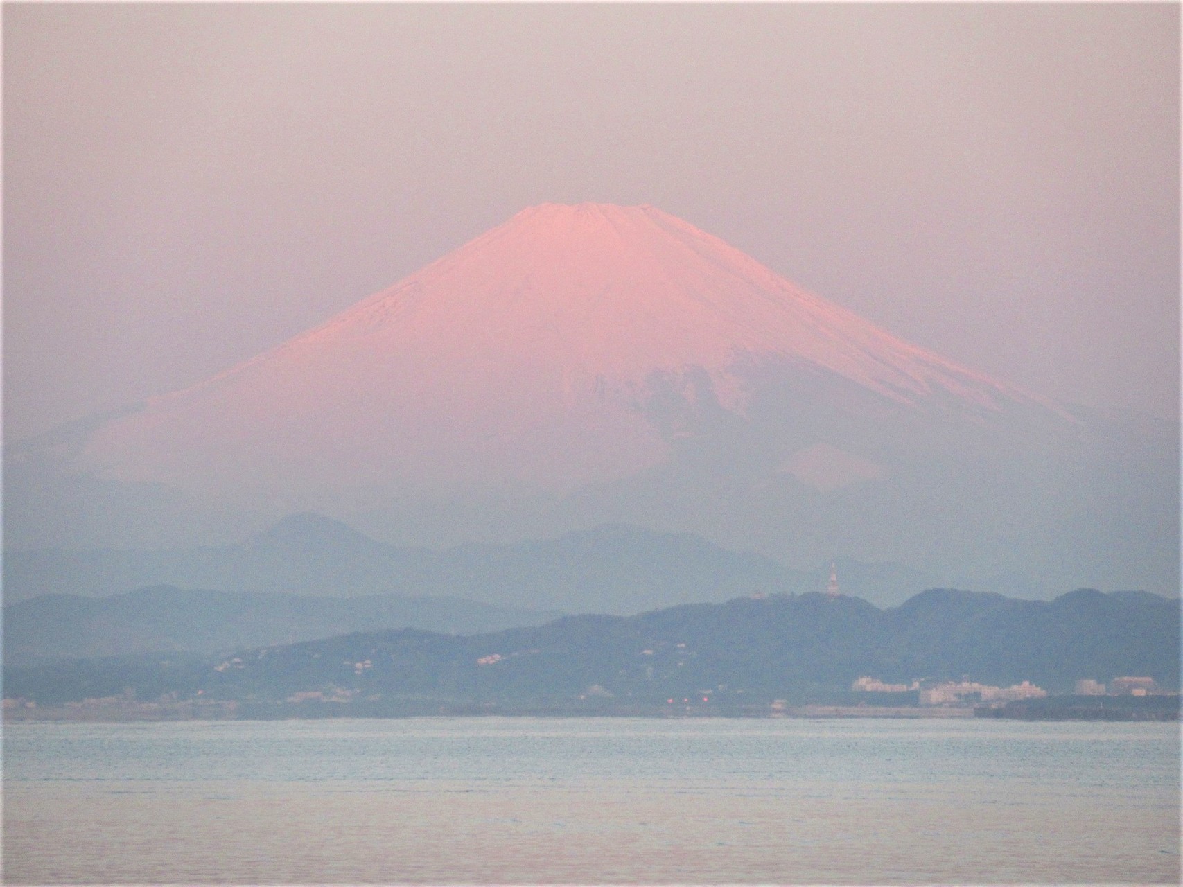 江ノ島から薄赤く染まった富士山 丸ビルから日の入りと夜景 Ryuyuさんの江の島の活動日記 Yamap ヤマップ