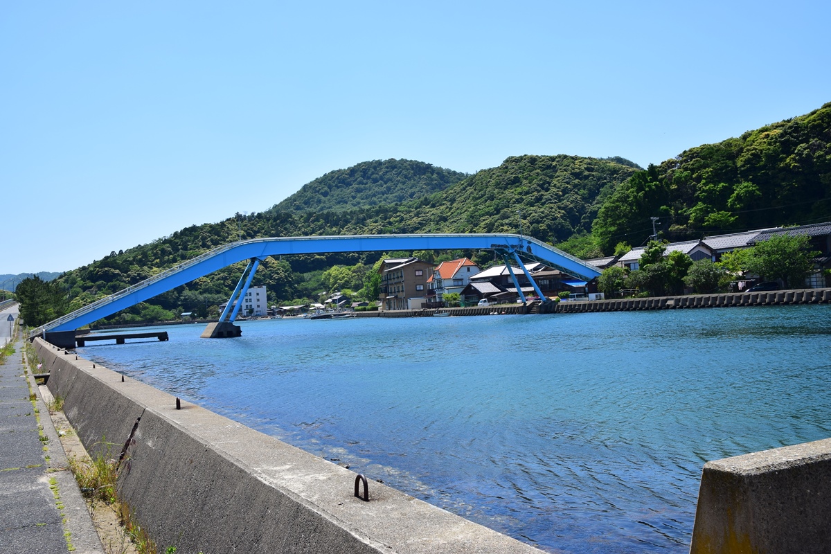 湊小橋を渡って大向展望台へ登ります。